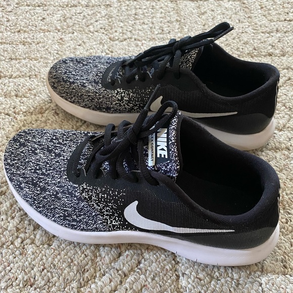 Nike Shoes - Nike Flex Comfort